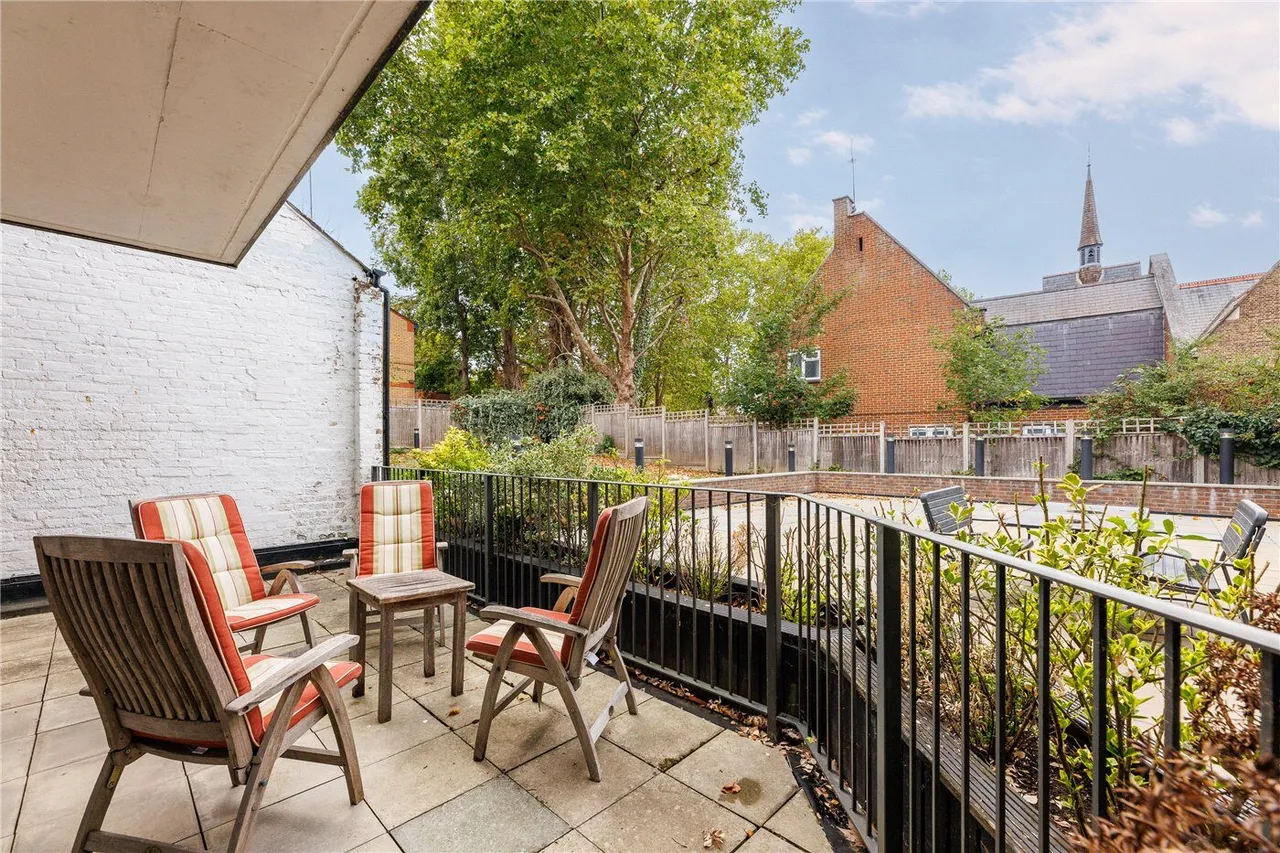 Roehampton Lane, London, SW15, photo 8