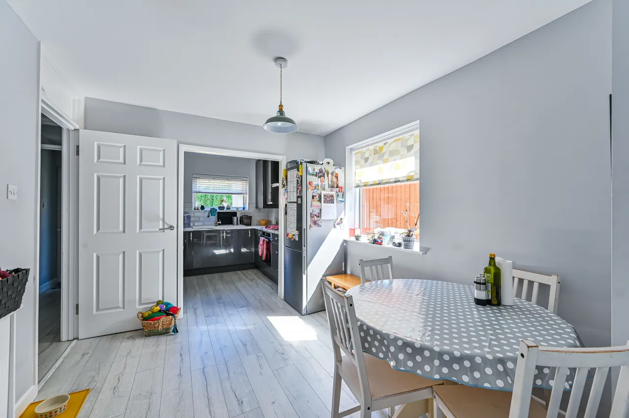 22 Denis Reeve Close, Mitcham, photo 6