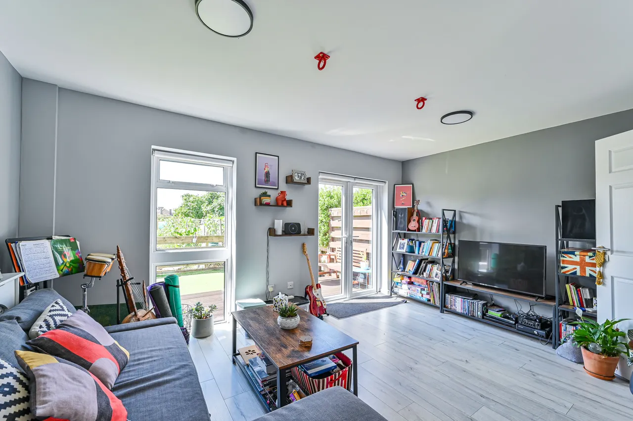22 Denis Reeve Close, Mitcham, photo 2