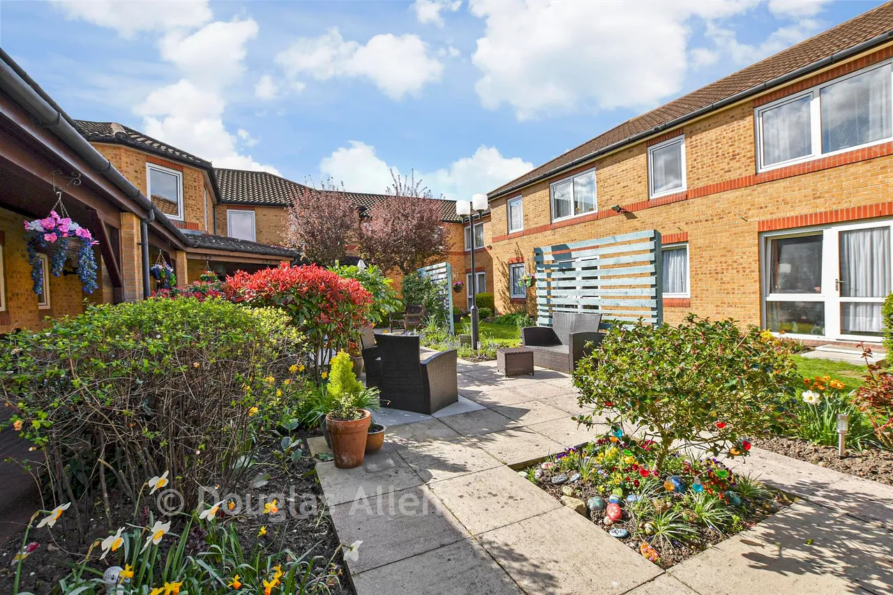 1 bed flat for sale, Church End Lane, Runwell, SS11
