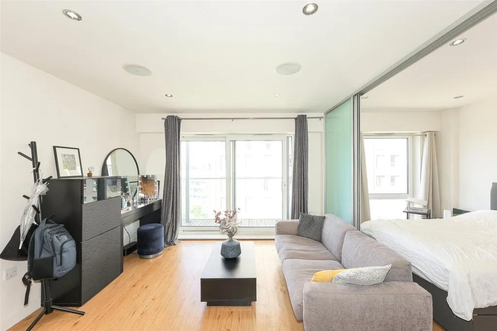 East Drive, Beaufort Park, NW9, photo 2