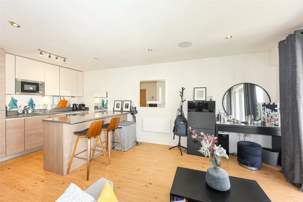 East Drive, Beaufort Park, NW9, photo 3