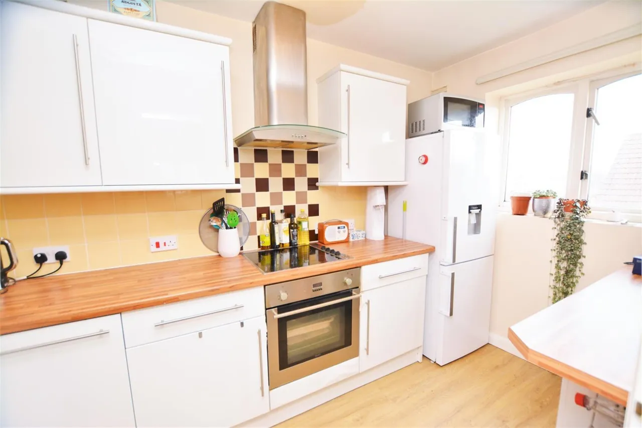 Longfield Drive, London, CR4, photo 2