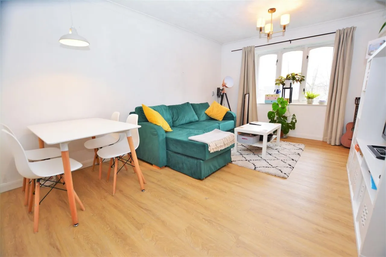 2 bed flat to rent, Longfield Drive, London, CR4