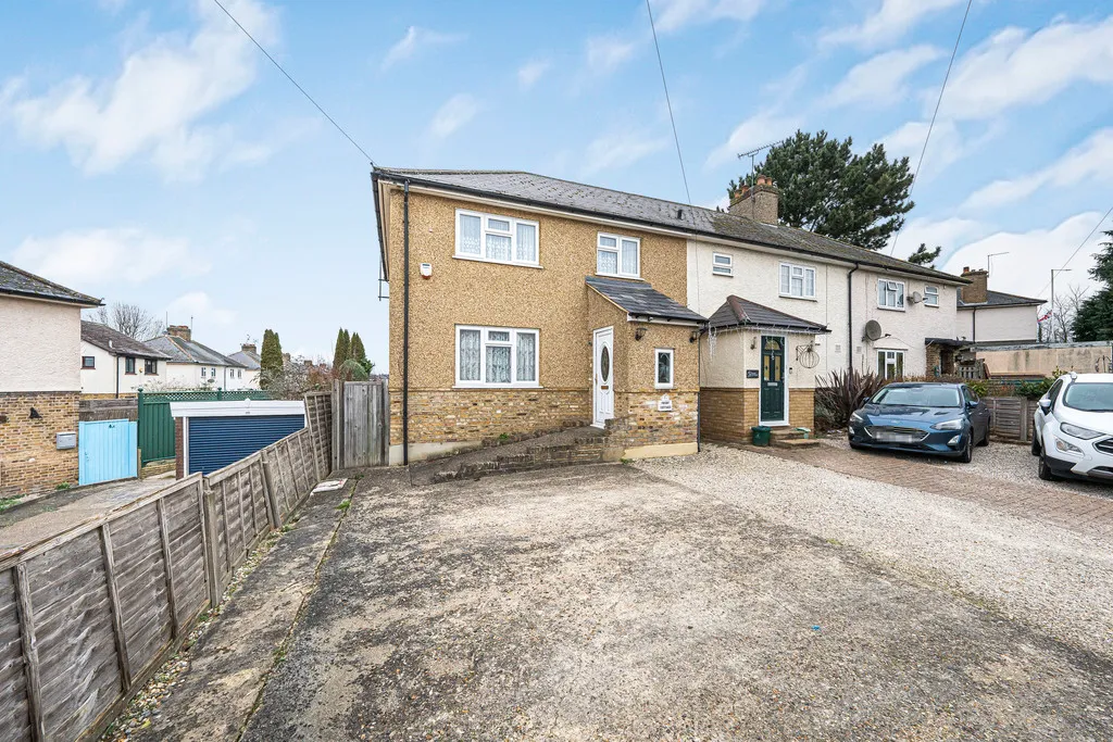 3 bed house for sale — Moorhall Road, Harefield, UB9