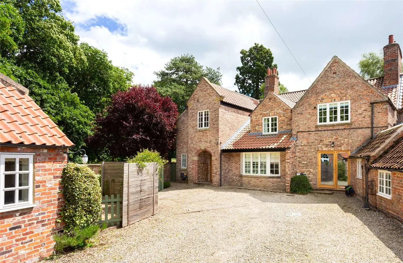 6 bed house for sale — Sessay, Thirsk, North Yorkshire, YO7 3NL