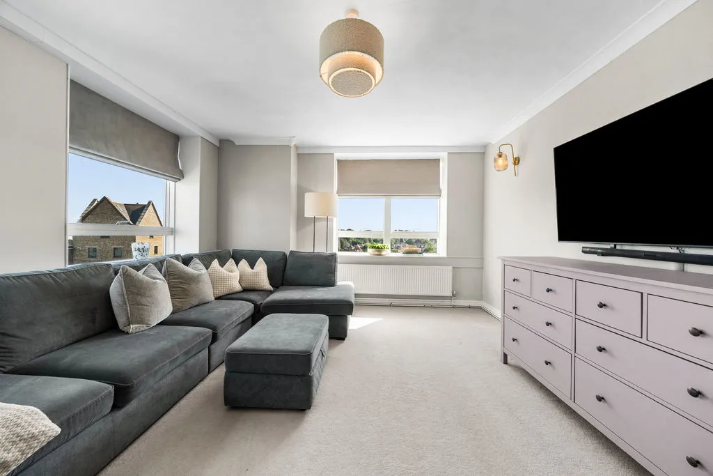 Wellington Close, Walton-On-Thames KT12 1BB, photo 4