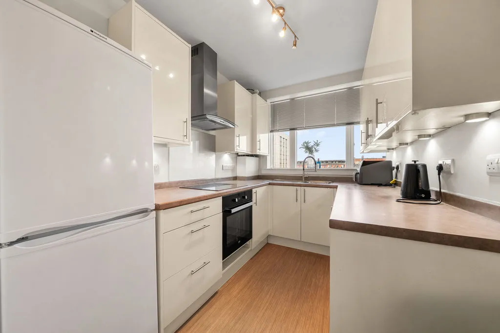 Wellington Close, Walton-On-Thames KT12 1BB, photo 7