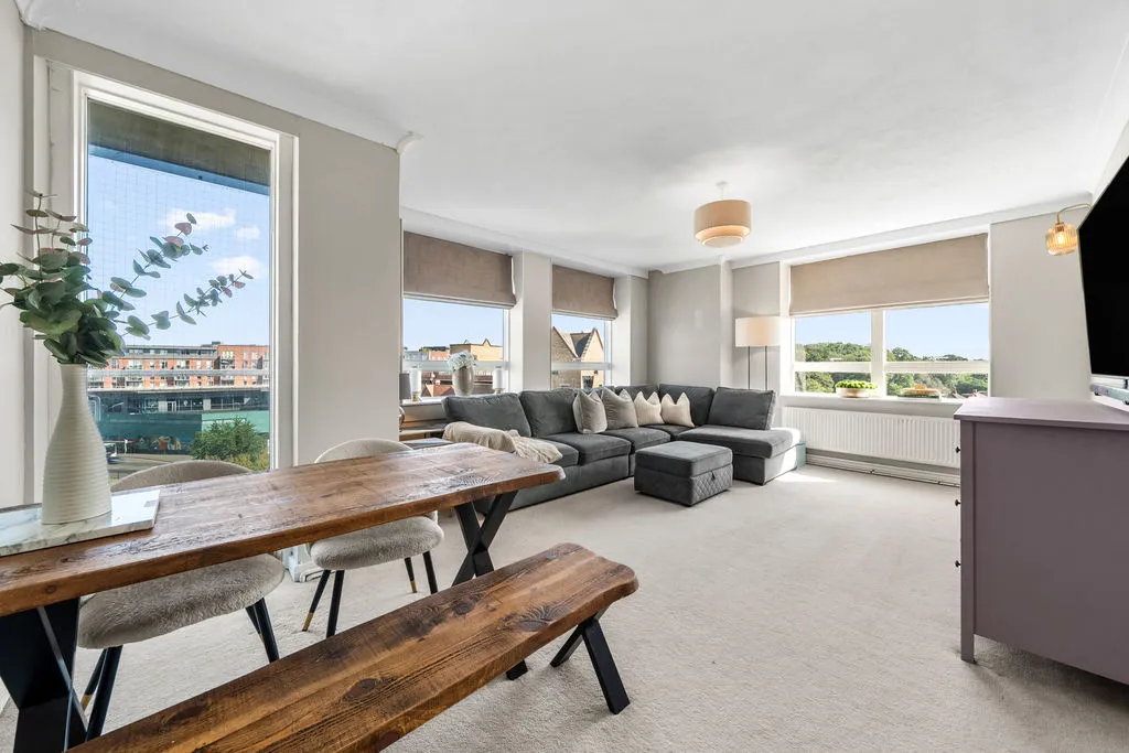 2 bed flat for sale — Wellington Close, Walton-On-Thames KT12 1BB