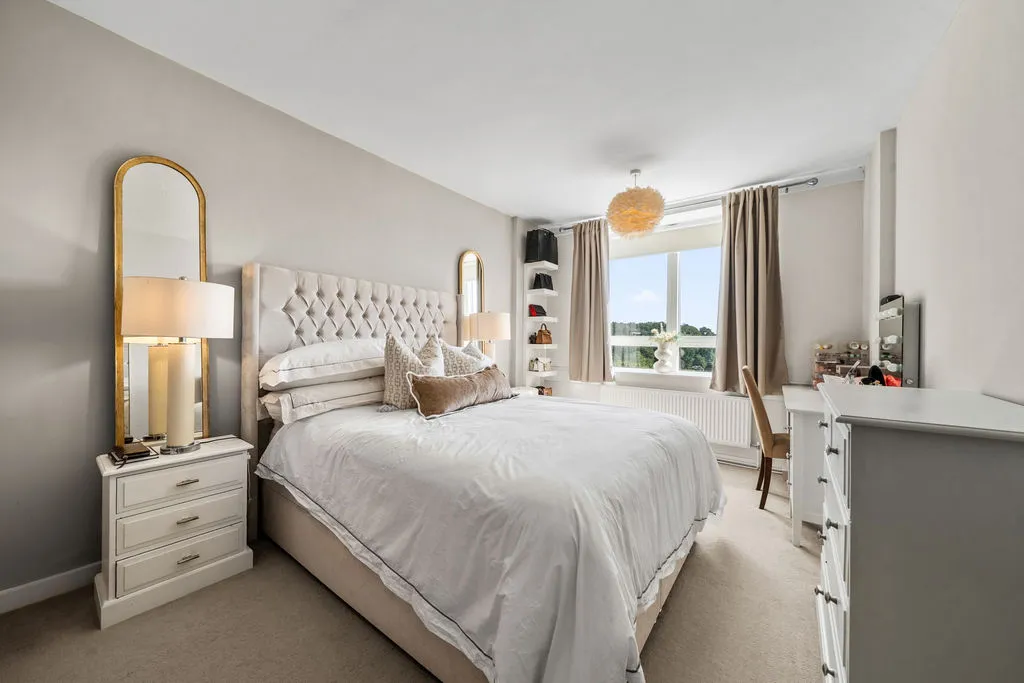 Wellington Close, Walton-On-Thames KT12 1BB, photo 10