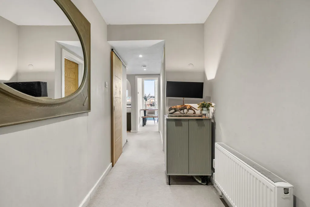 Wellington Close, Walton-On-Thames KT12 1BB, photo 16