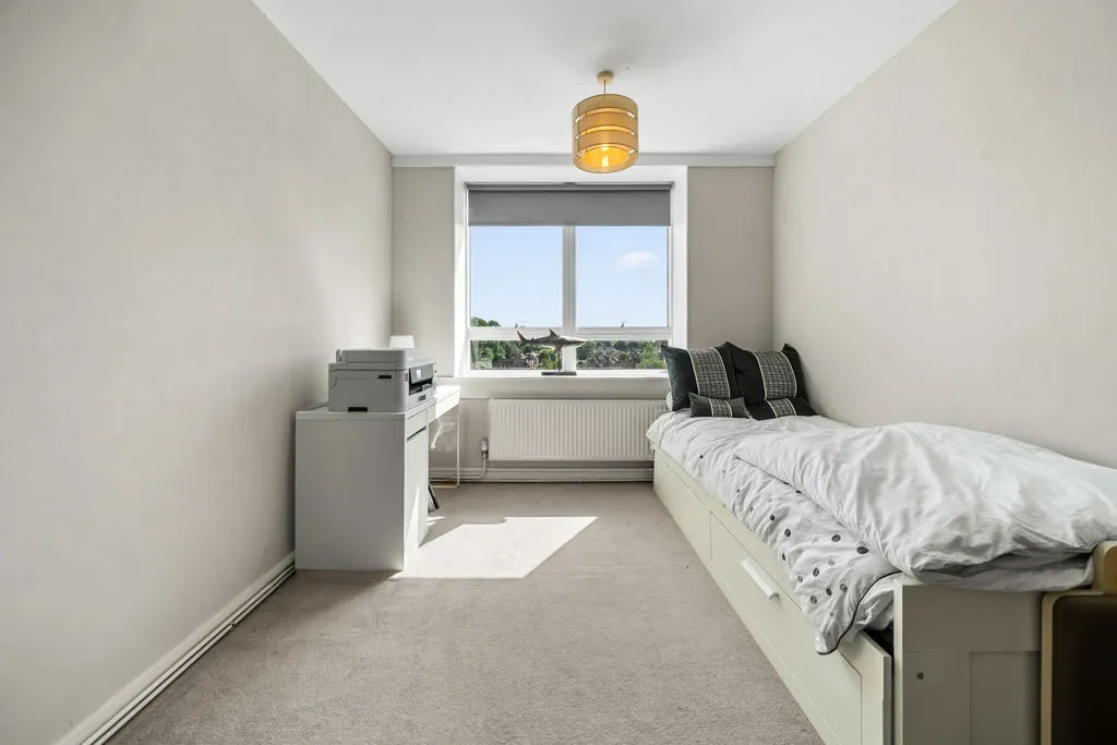 Wellington Close, Walton-On-Thames KT12 1BB, photo 12