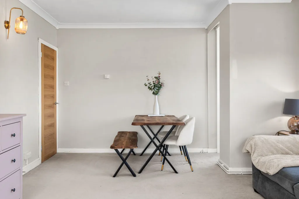 Wellington Close, Walton-On-Thames KT12 1BB, photo 6