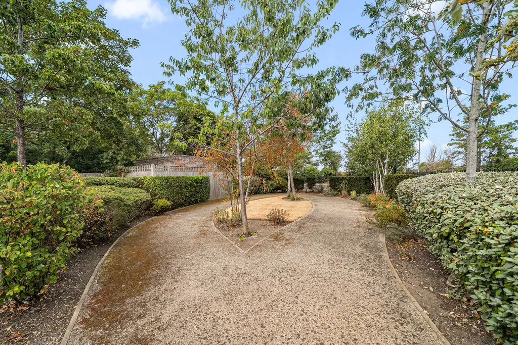 Nettlefold Place, Sunbury-On-Thames TW16 6BD, photo 12