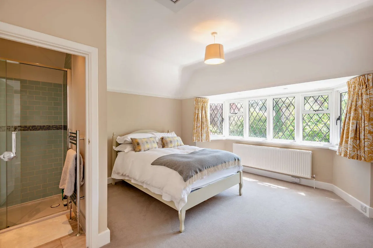Abbotswood, Guildford, Surrey, GU1 1UT, photo 12