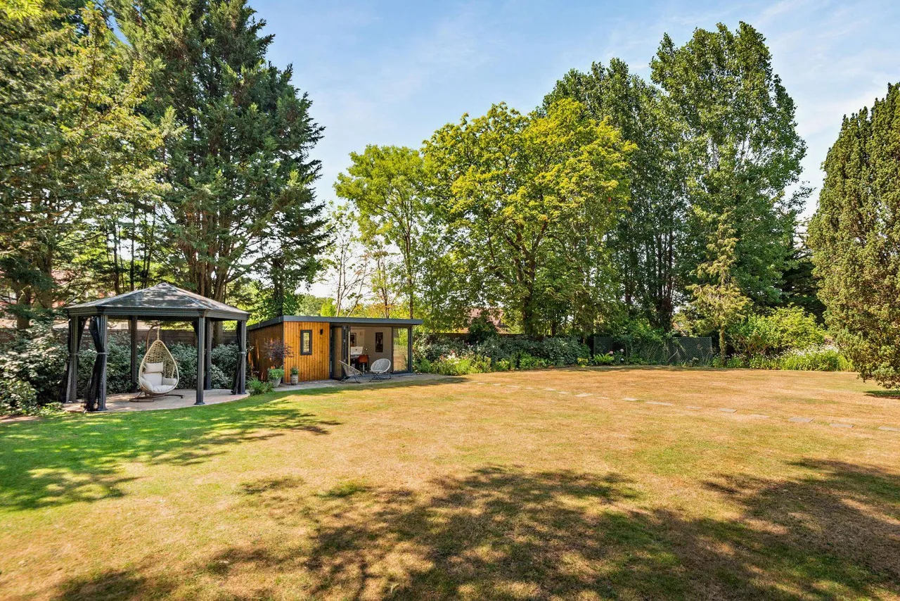 Abbotswood, Guildford, Surrey, GU1 1UT, photo 6