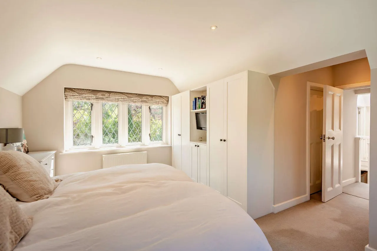 Abbotswood, Guildford, Surrey, GU1 1UT, photo 9