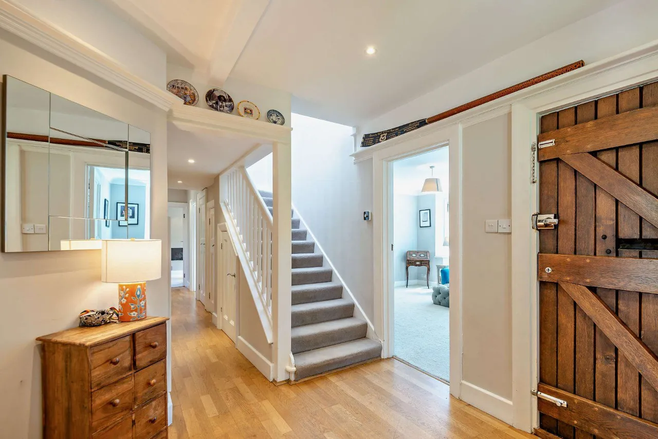 Abbotswood, Guildford, Surrey, GU1 1UT, photo 11
