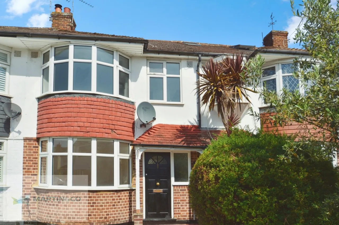 3 bed house for sale, Hersham Road, KT12