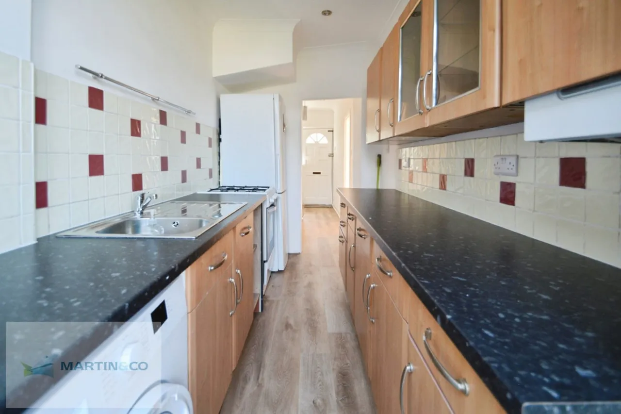 Hersham Road, KT12, photo 3