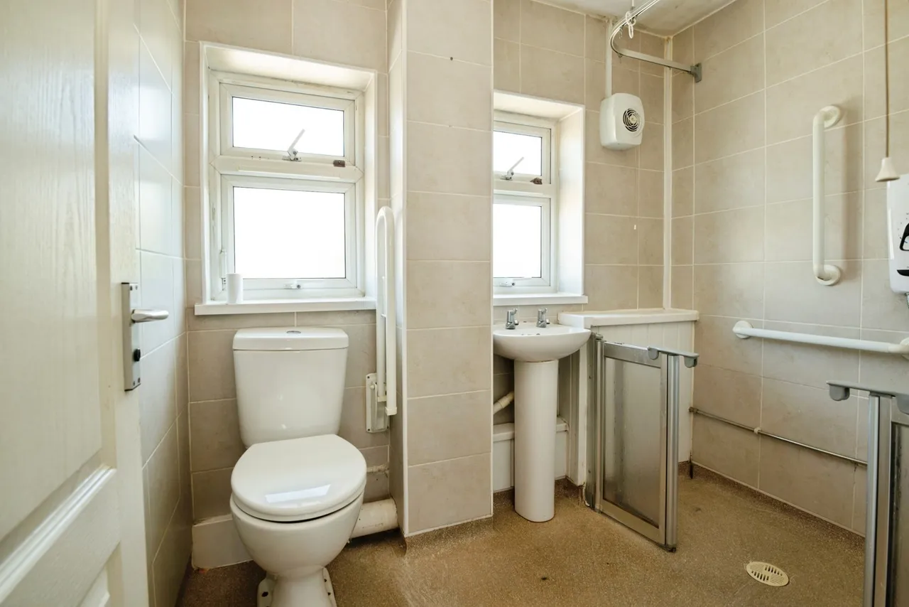Heol Y Gaer, Cardiff, CF5, photo 17