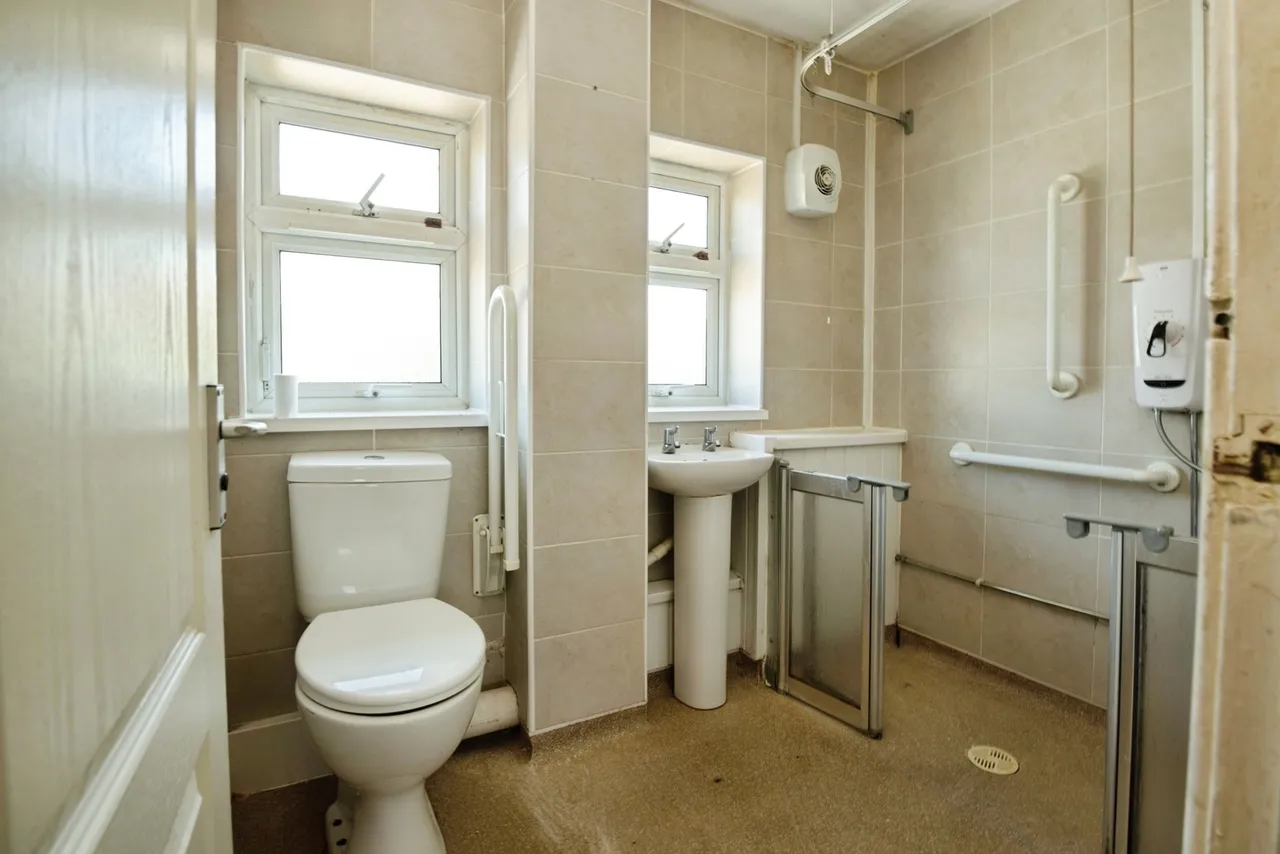 Heol Y Gaer, Cardiff, CF5, photo 18
