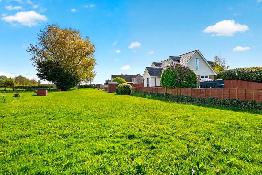 Station Road, Ningwood, PO41, photo 3