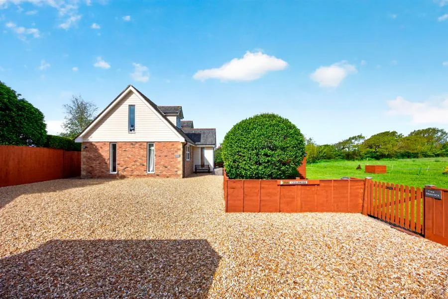 Station Road, Ningwood, PO41, photo 2