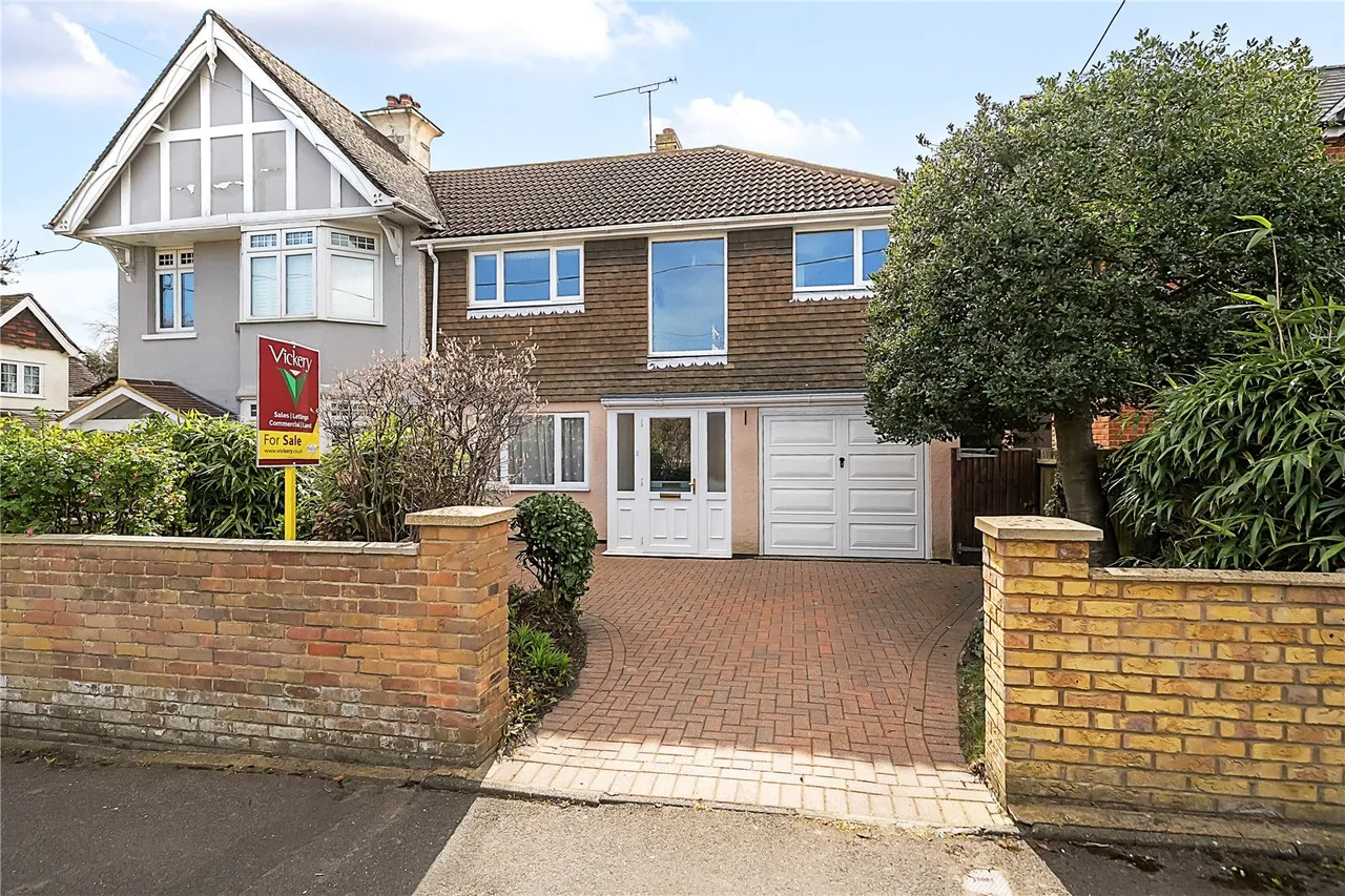 4 bed house for sale — Ambleside Road, Lightwater, Surrey, GU18 5TA