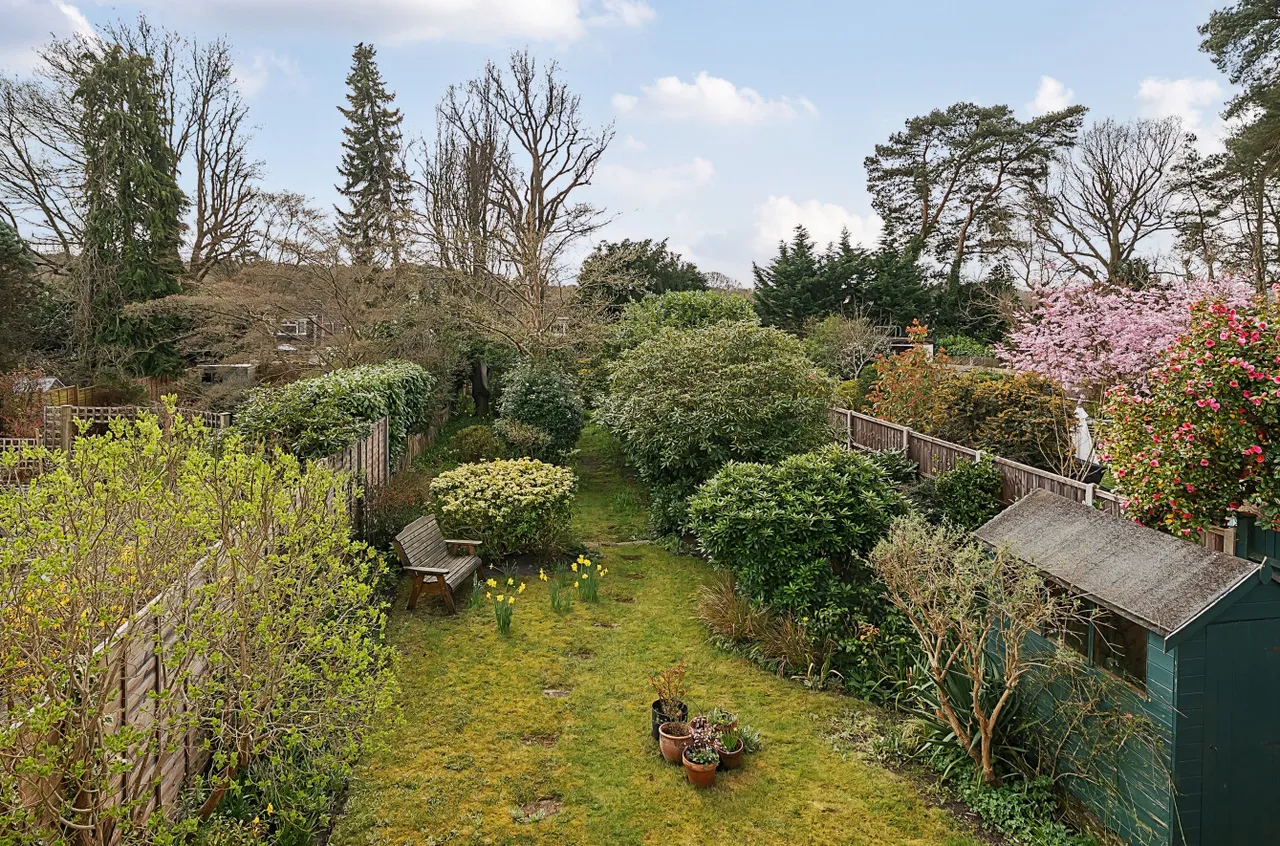 Ambleside Road, Lightwater, Surrey, GU18 5TA, photo 2