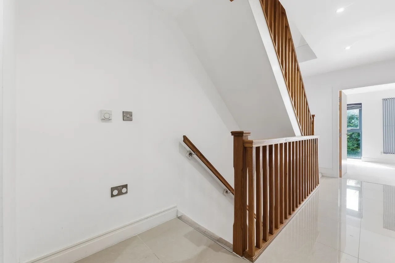Ballard Hall Chase, Sheffield, S10, photo 12