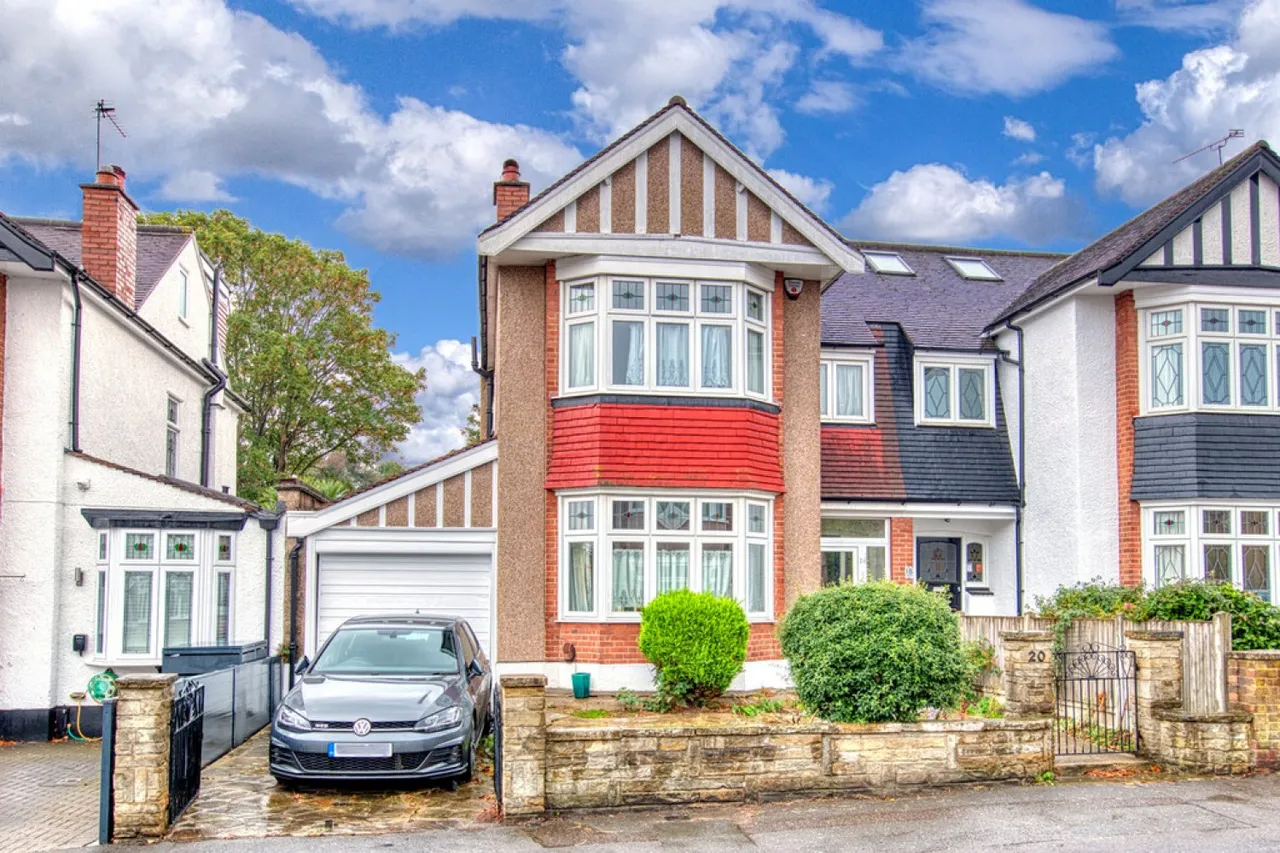 3 bed house for sale, Cranbourne Avenue, E11