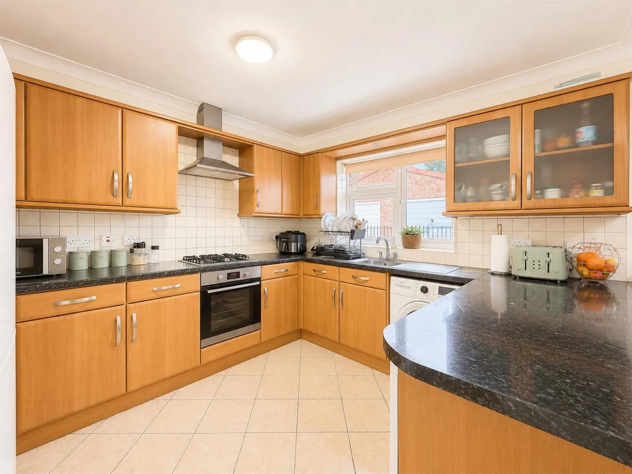3 bed house to rent, Semi-Detached To LetBeverley Avenue, Hounslow, TW4