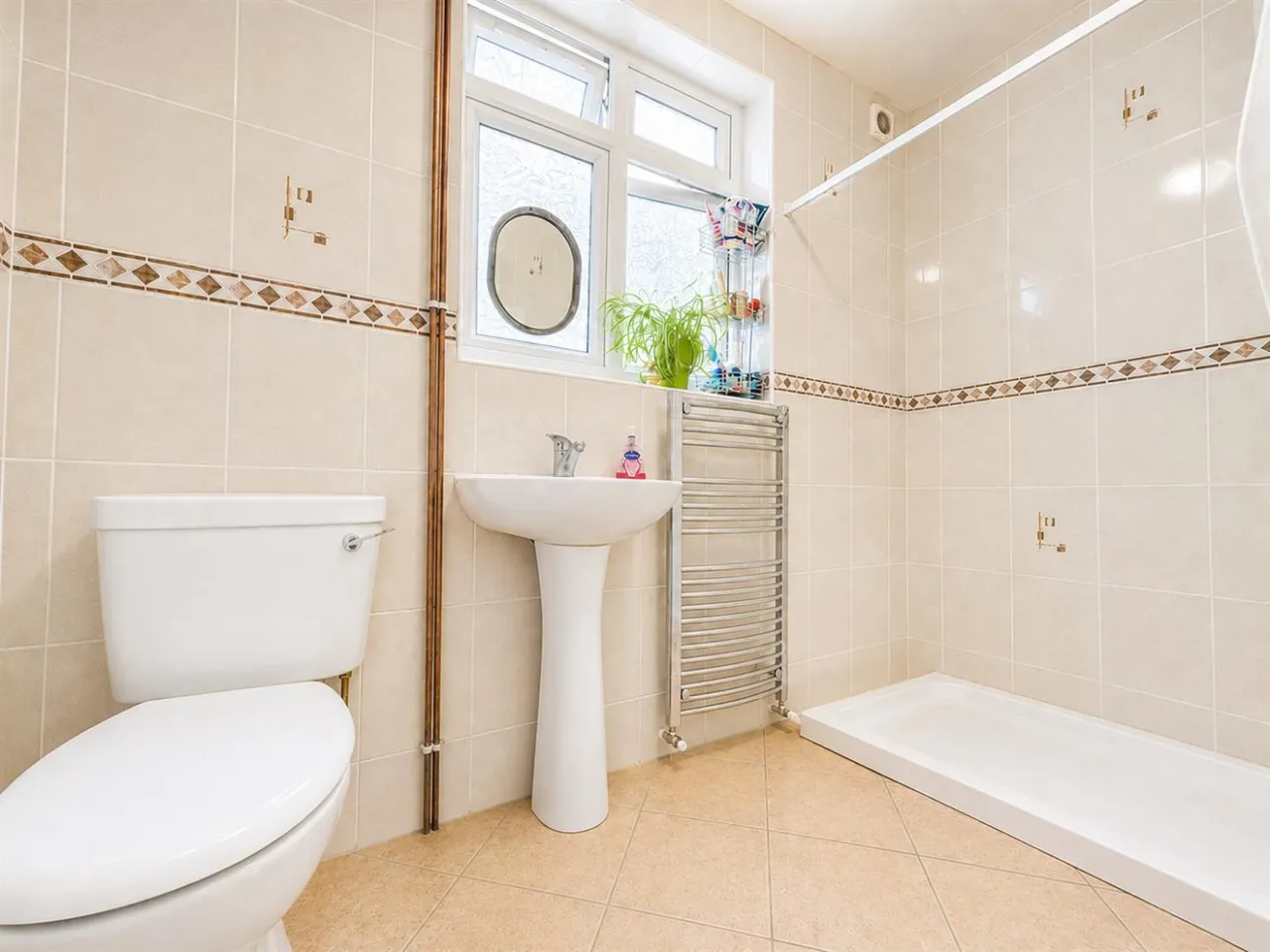 Semi-Detached To LetBeverley Avenue, Hounslow, TW4, photo 3