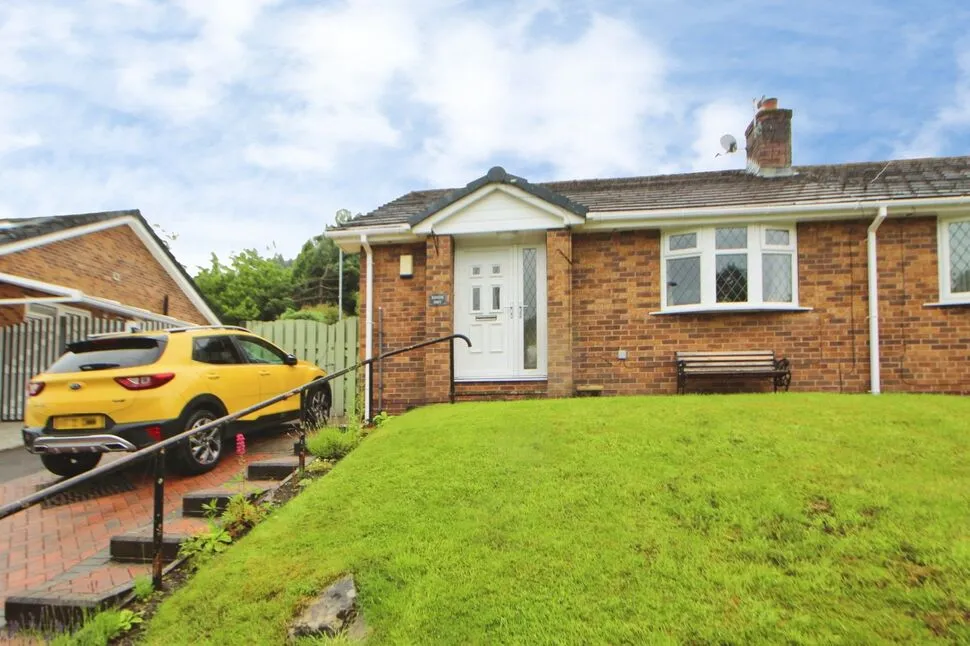 2 bed house for sale — Slant Close, Glossop, Derbyshire, SK13
