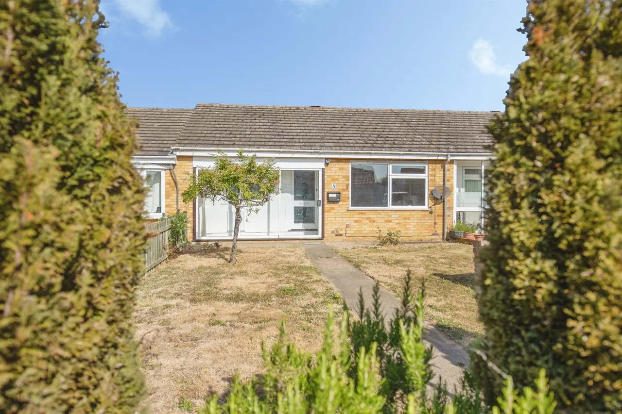 2 bed house for sale — Bembridge Close, Clacton-On-Sea