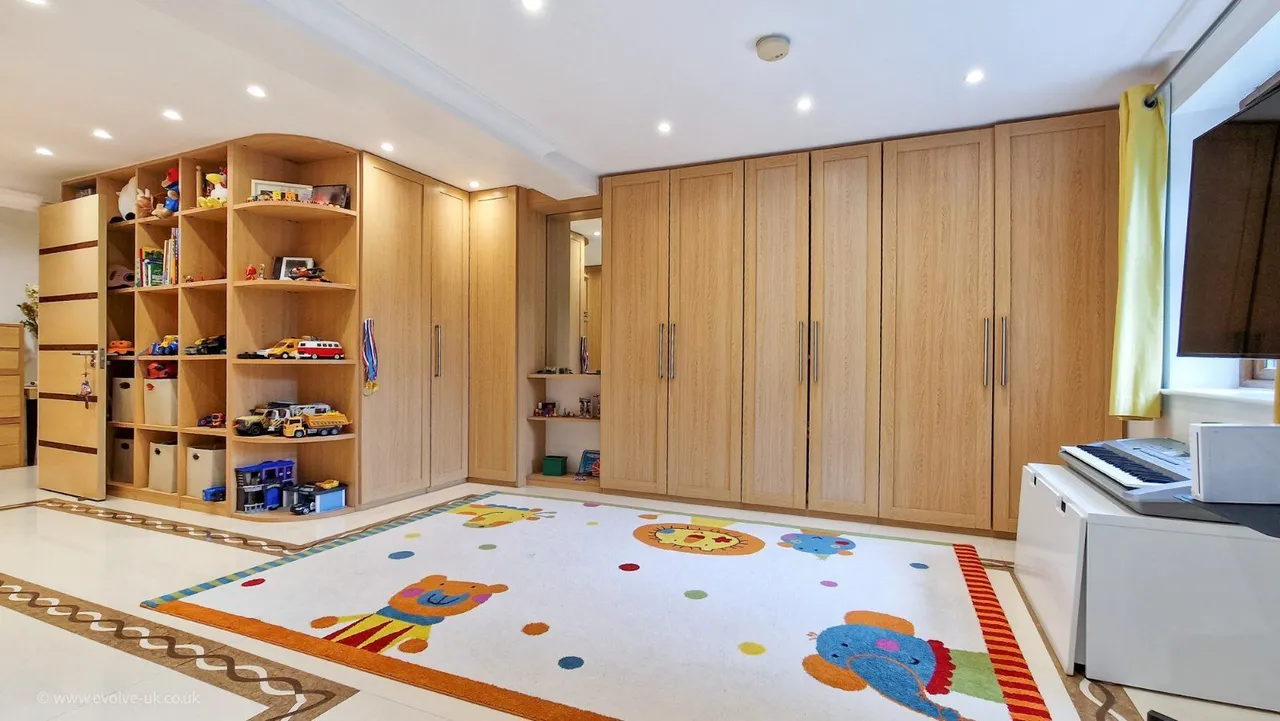 Woodlands Close, Gerrards Cross, Buckinghamshire, SL9 8DQ, photo 12