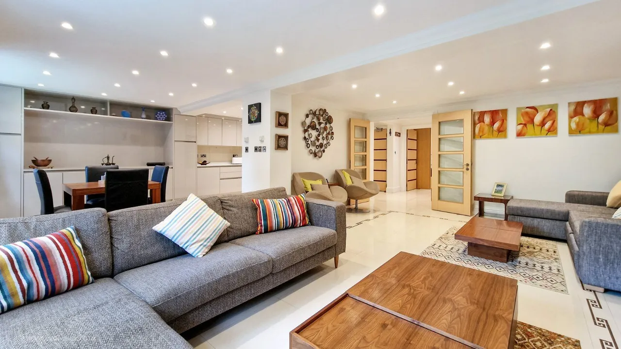 Woodlands Close, Gerrards Cross, Buckinghamshire, SL9 8DQ, photo 3
