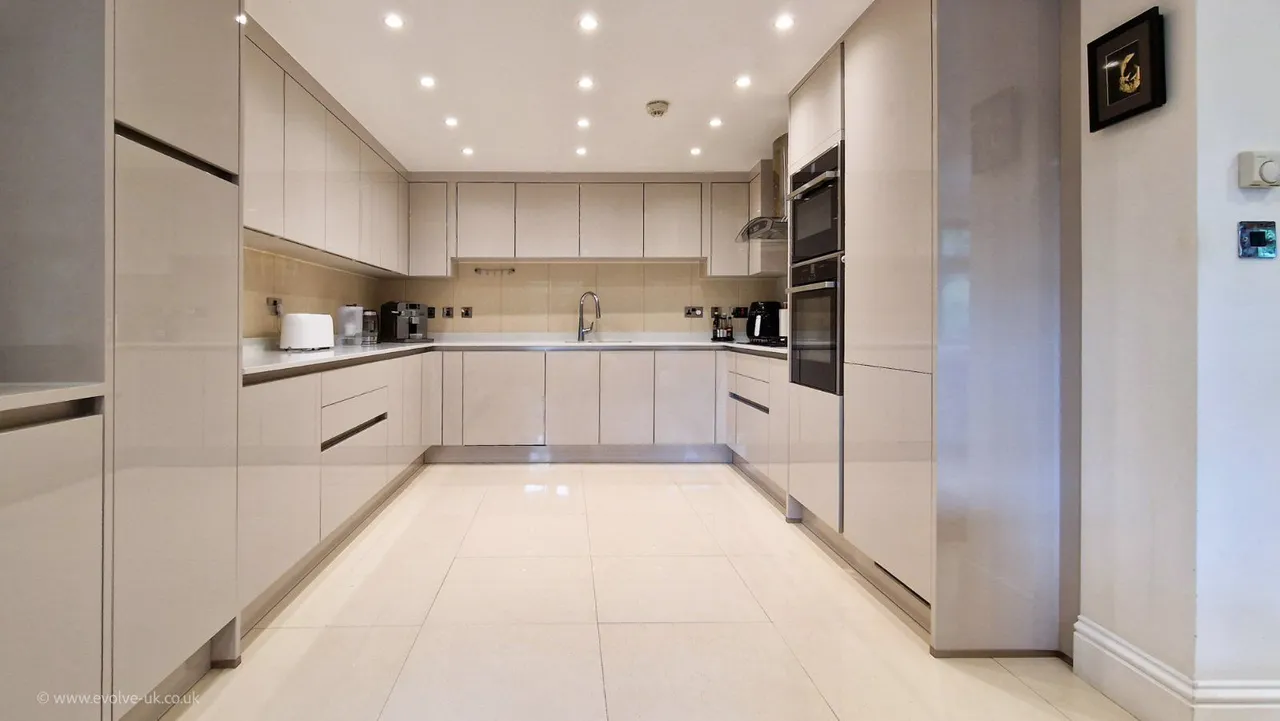 Woodlands Close, Gerrards Cross, Buckinghamshire, SL9 8DQ, photo 2