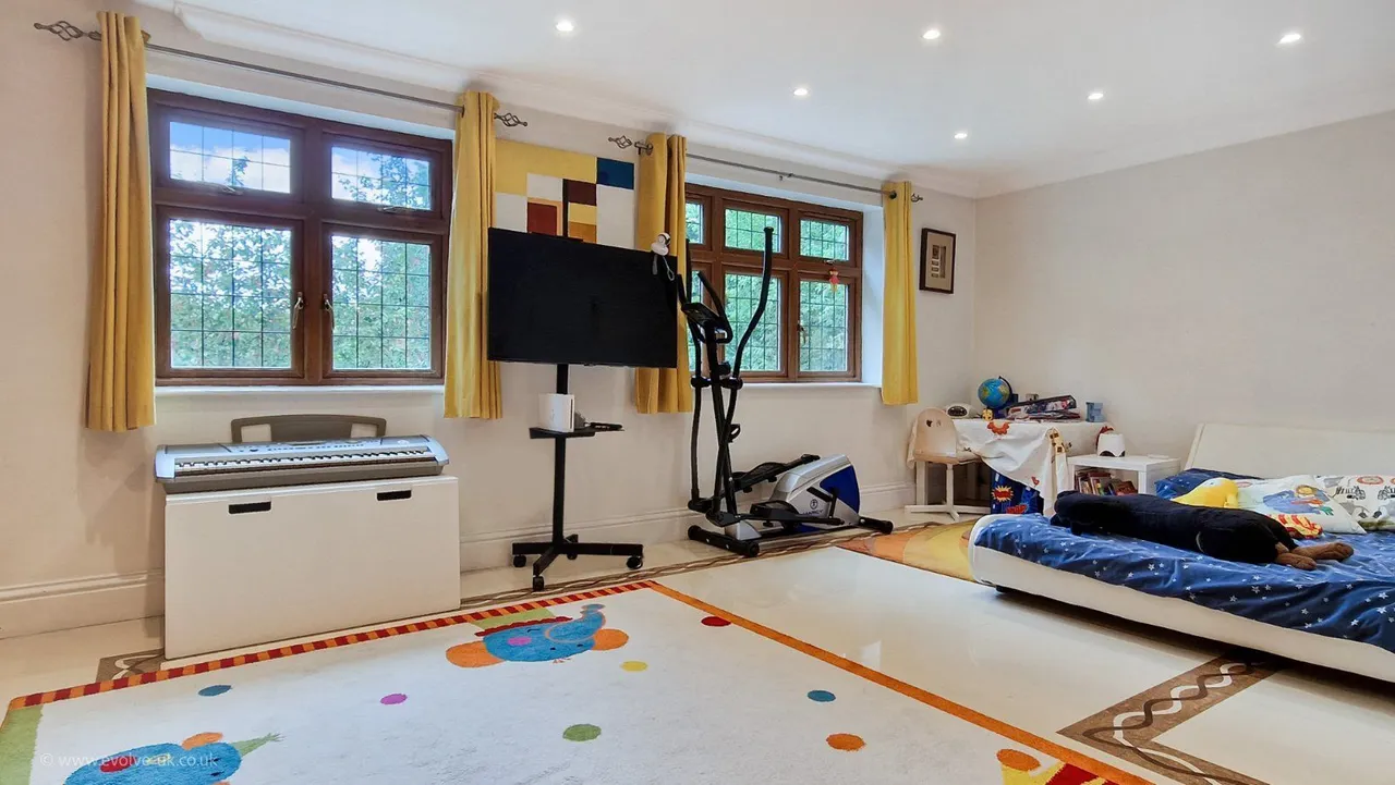 Woodlands Close, Gerrards Cross, Buckinghamshire, SL9 8DQ, photo 11