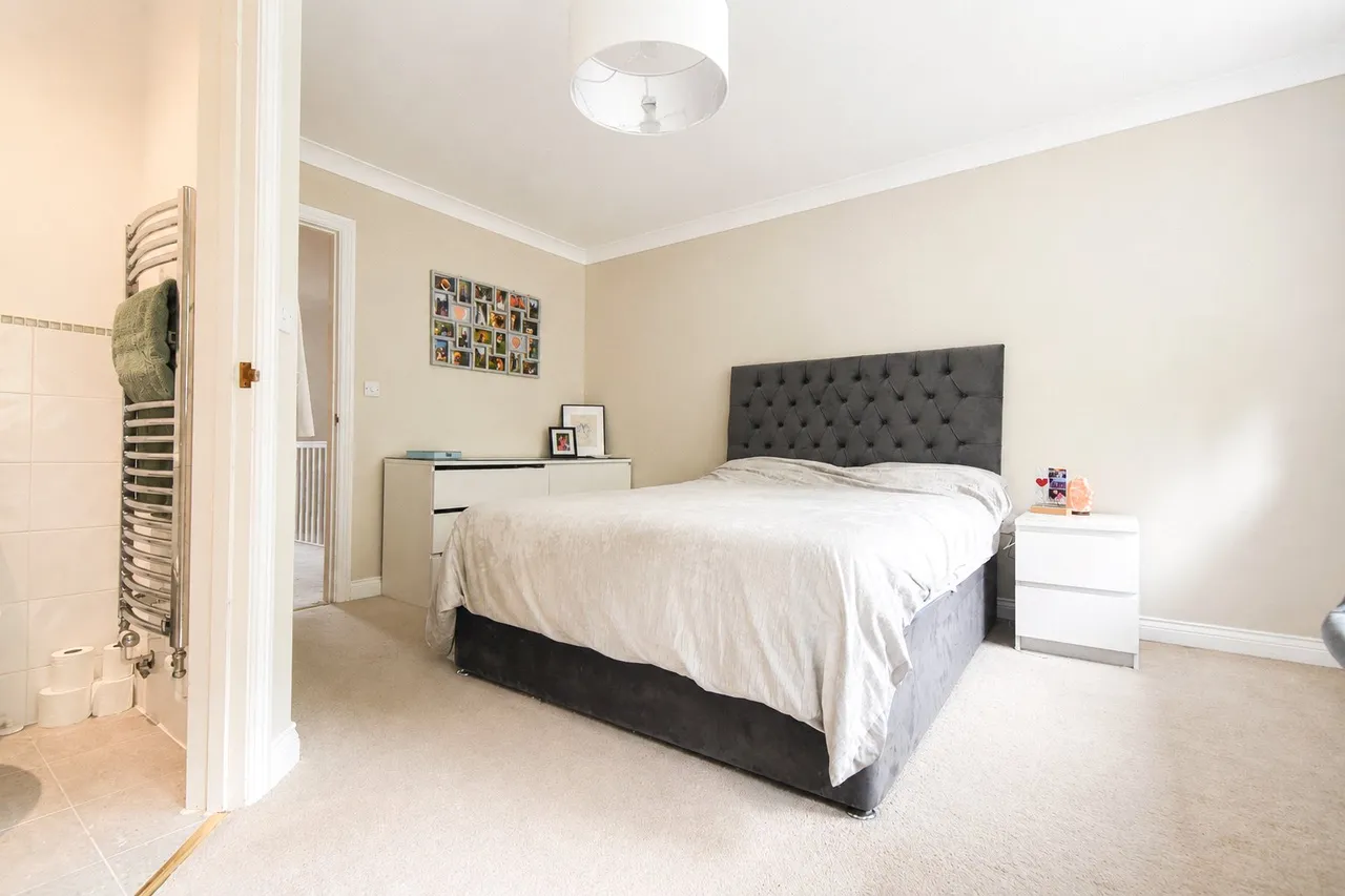 Kingsbridge End, Hook, Hampshire, RG27 9QQ, photo 5