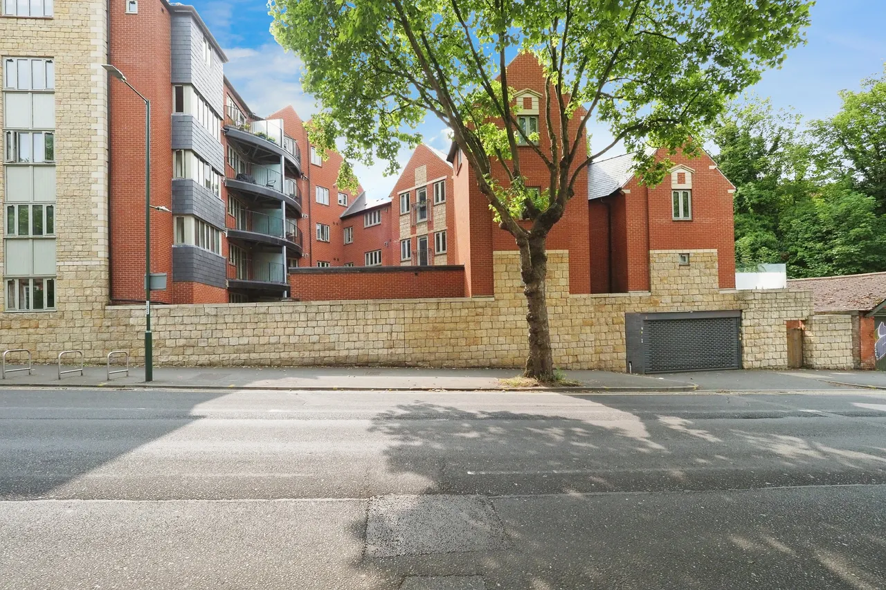 Barrack Lane, Nottingham, NG7, photo 16