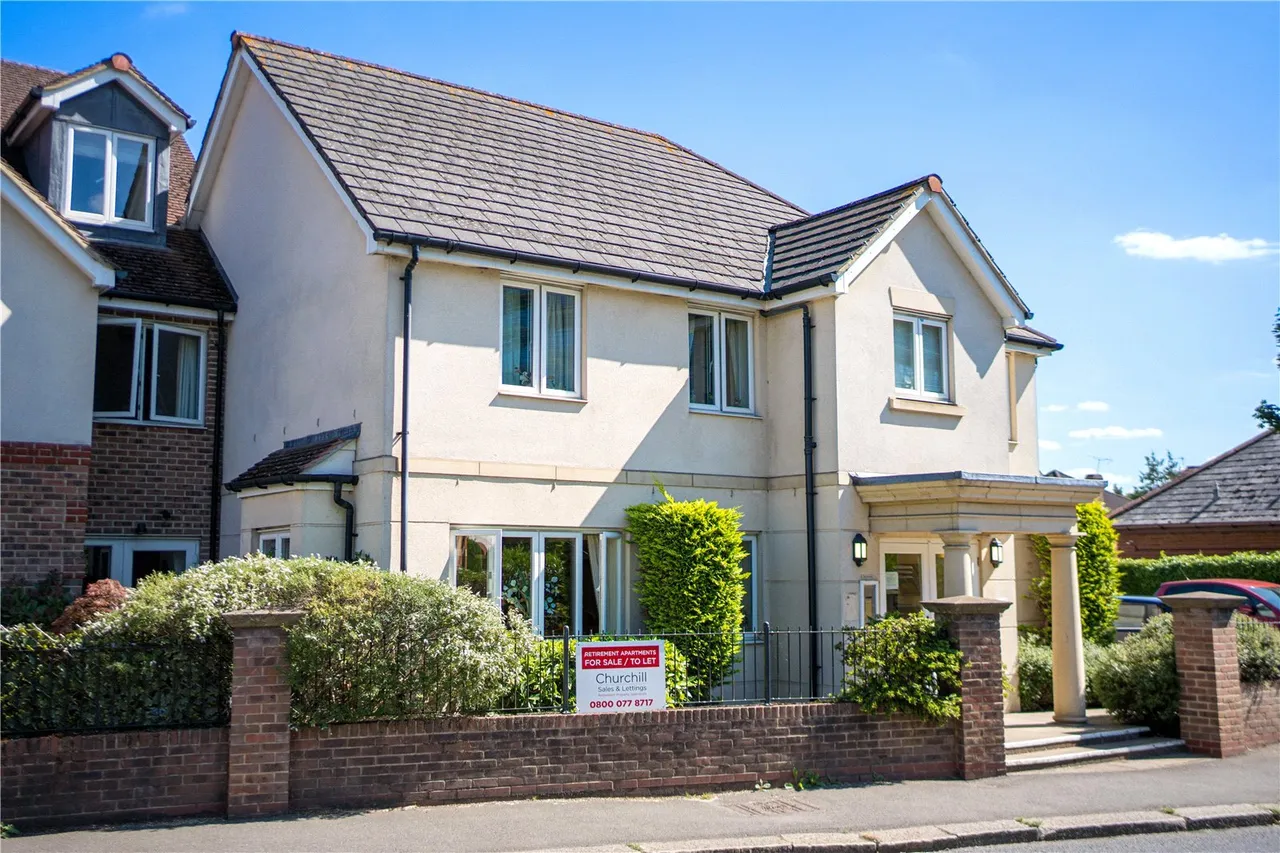 1 bed flat for sale, Station Road, Addlestone, KT15