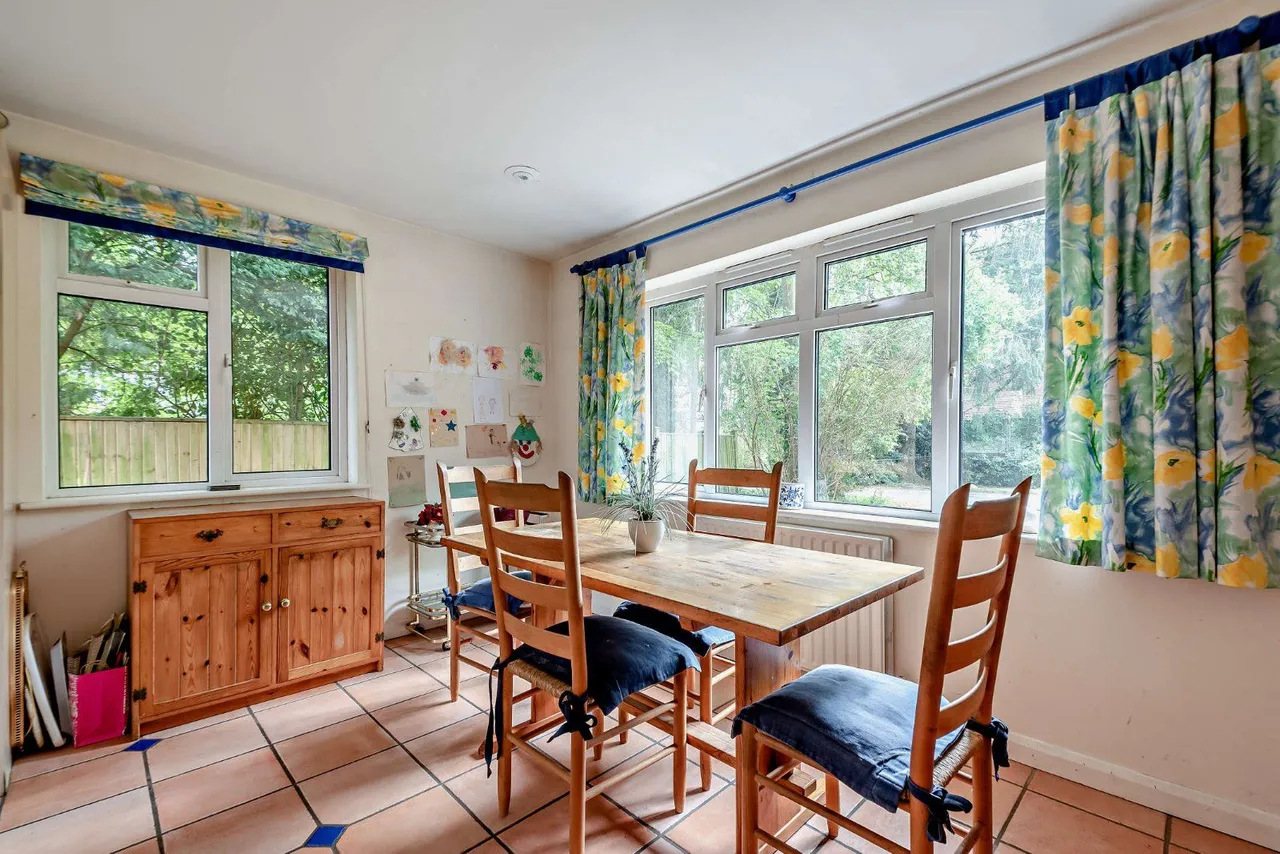 Douglas Grove, Lower Bourne, GU10, photo 5