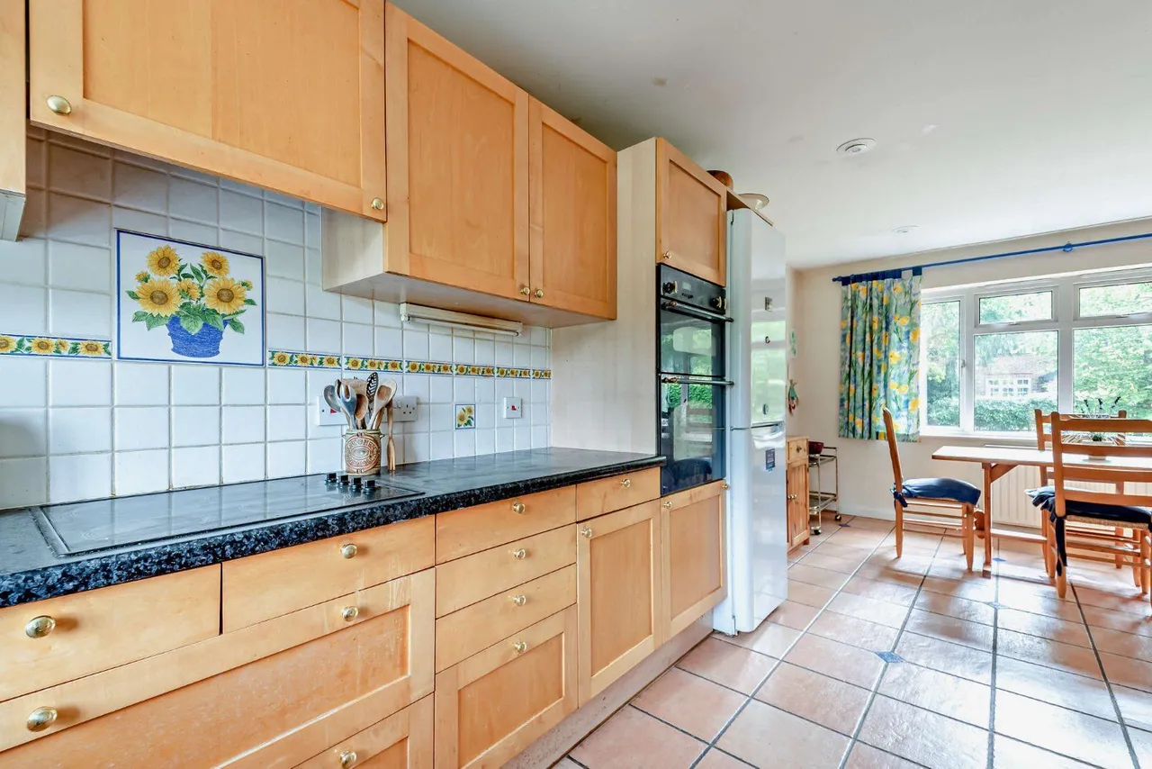 Douglas Grove, Lower Bourne, GU10, photo 4