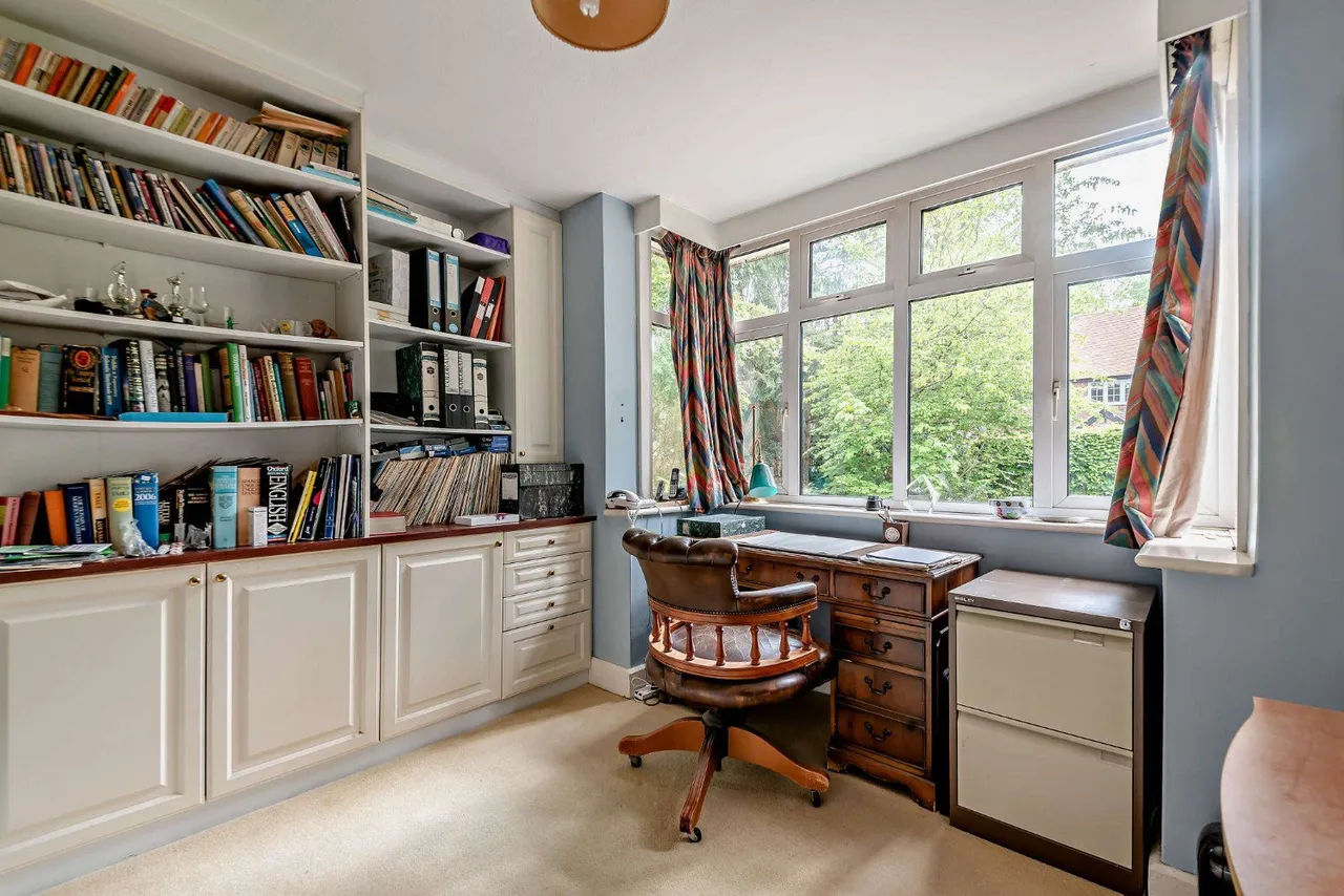Douglas Grove, Lower Bourne, GU10, photo 9
