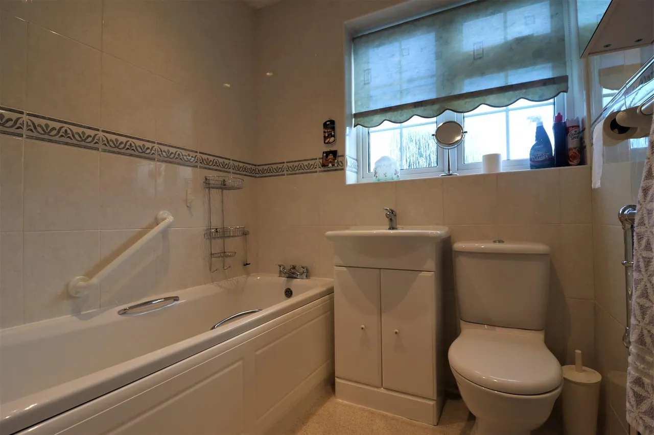 Monarchs Way, Ruislip, HA4, photo 9