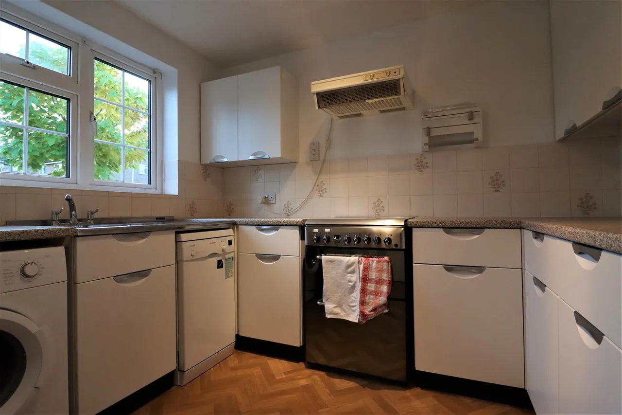 Monarchs Way, Ruislip, HA4, photo 4