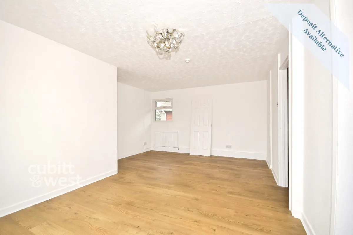 AVAILABLE NOW! Copthorne Bank, Copthorne, RH10, photo 8