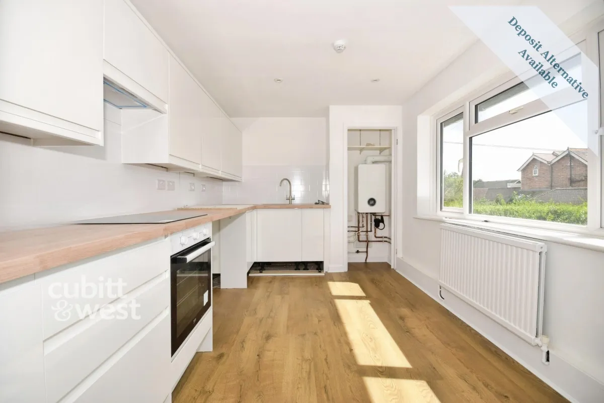 AVAILABLE NOW! Copthorne Bank, Copthorne, RH10, photo 2